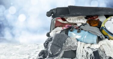 Valise remplie de vêtements d'hiver