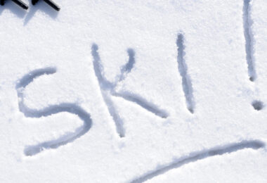 Bons plans pour skier à petit prix : les astuces et destinations malignes
